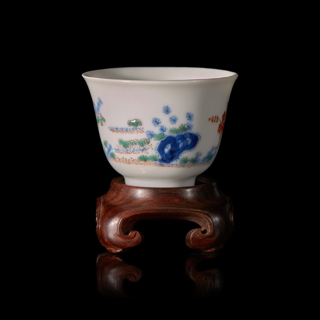 A Chinese Famille Verte 'Crab Apple' Month Cup 五彩芙蓉花神