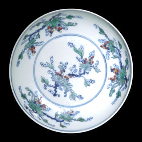 A Chinese Doucai Porcelain 'Grape' Dish, 18th/19th Century 清中晚期 斗