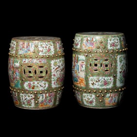 A Near Pair of Chinese 'Rose Medallion' Garden Stools, Second Half 19th Century 清晚