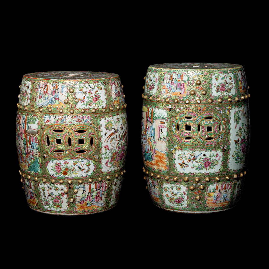 A Near Pair of Chinese 'Rose Medallion' Garden Stools, Second Half 19th Century 清晚