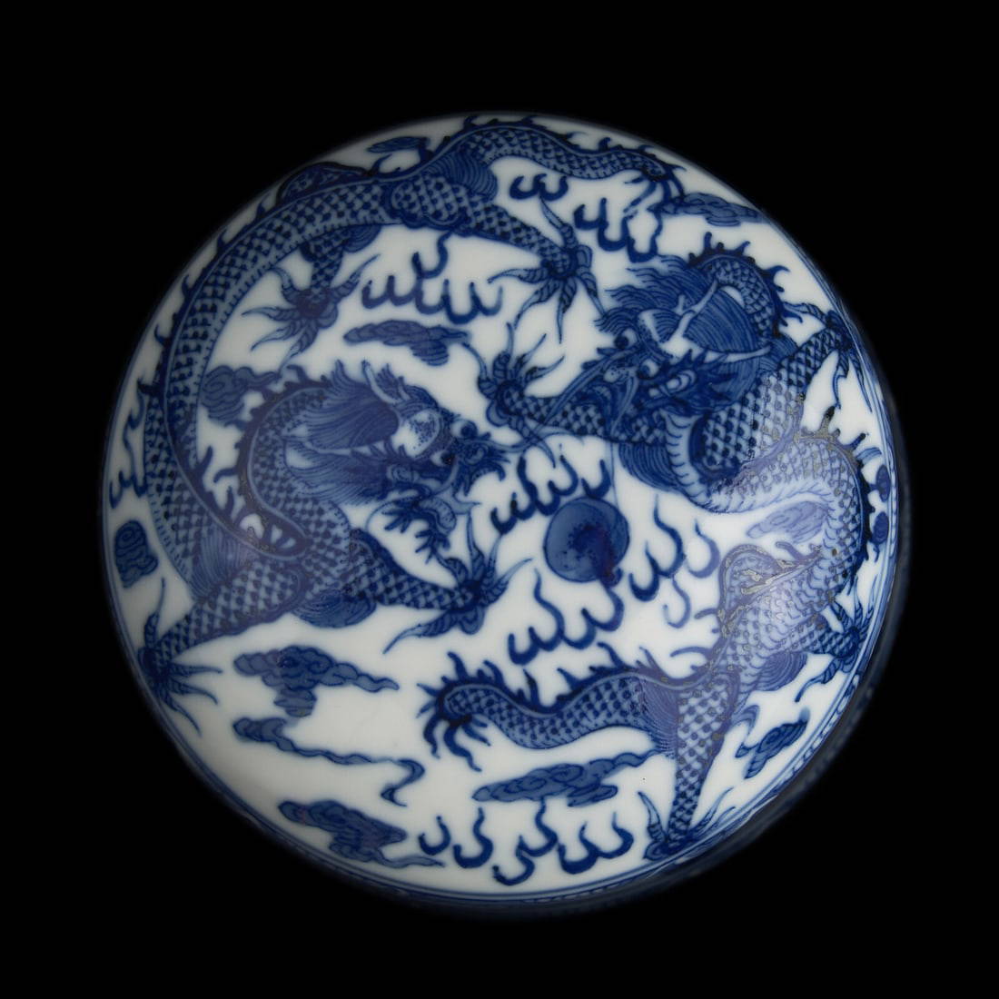 A Chinese Blue and White Porcelain \"Dragons\" Seal Paste Box, Late 19th/Early 20th Century 晚