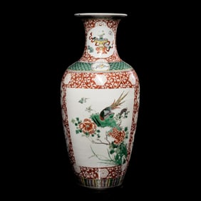 A Chinese Famille Rose 'Lotus' Porcelain Vase, Late 19th-20th Century 晚清-民