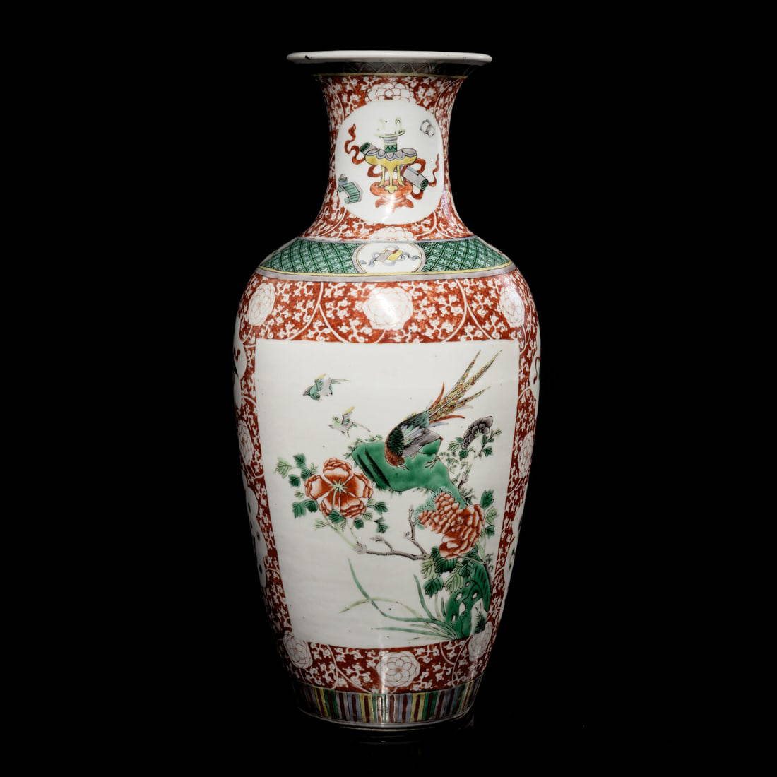 A Chinese Famille Rose 'Lotus' Porcelain Vase, Late 19th-20th Century 晚清-民