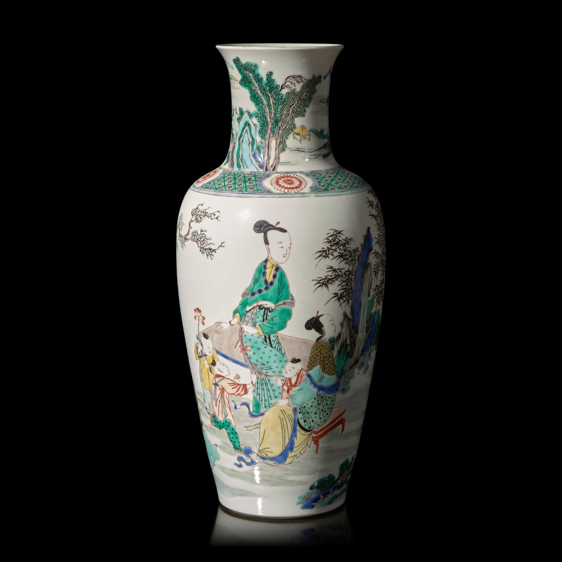 A Chinese Famille Verte Baluster Vase, Chenghua Six-Character Mark 成化六字