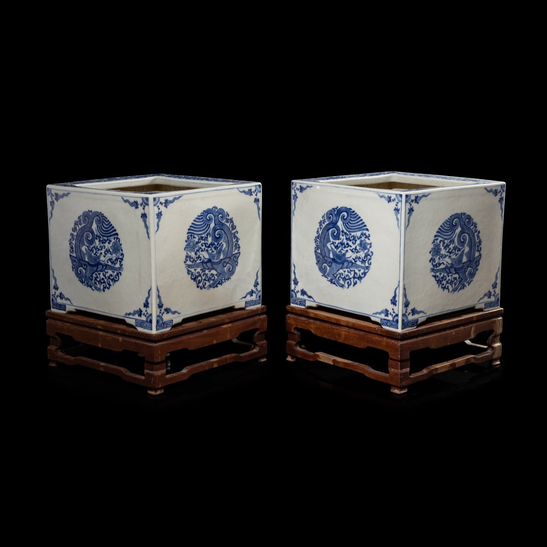 A Pair of Chinese Blue and White Rectangular Porcelain Planters, 19th Century 清晚