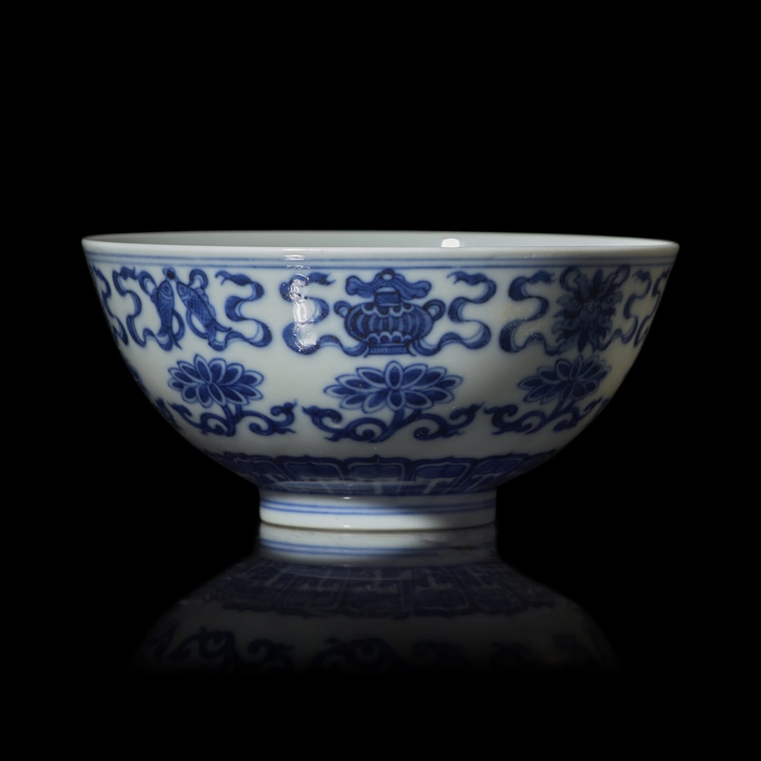 A Chinese Blue and White Porcelain 'Lotus' Bowl, Early 20th Century 二十世紀