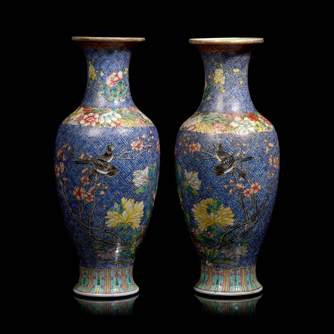 A Pair of Chinese Famille Rose Porcelain Vases, Republic Period 民國 粉彩