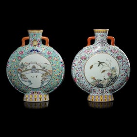 An Associate Pair of Chinese Famille Rose Porcelain Moon Flasks, 20th Century 近代