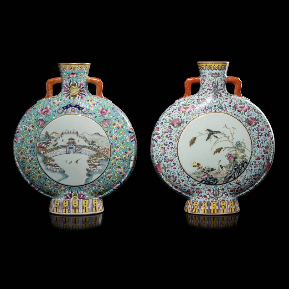 An Associate Pair of Chinese Famille Rose Porcelain Moon Flasks, 20th Century 近代