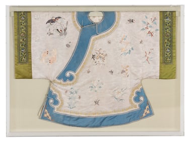 A Chinese Embroidered Silk Lady's Robe, 19th Century 清晚期 淺紫