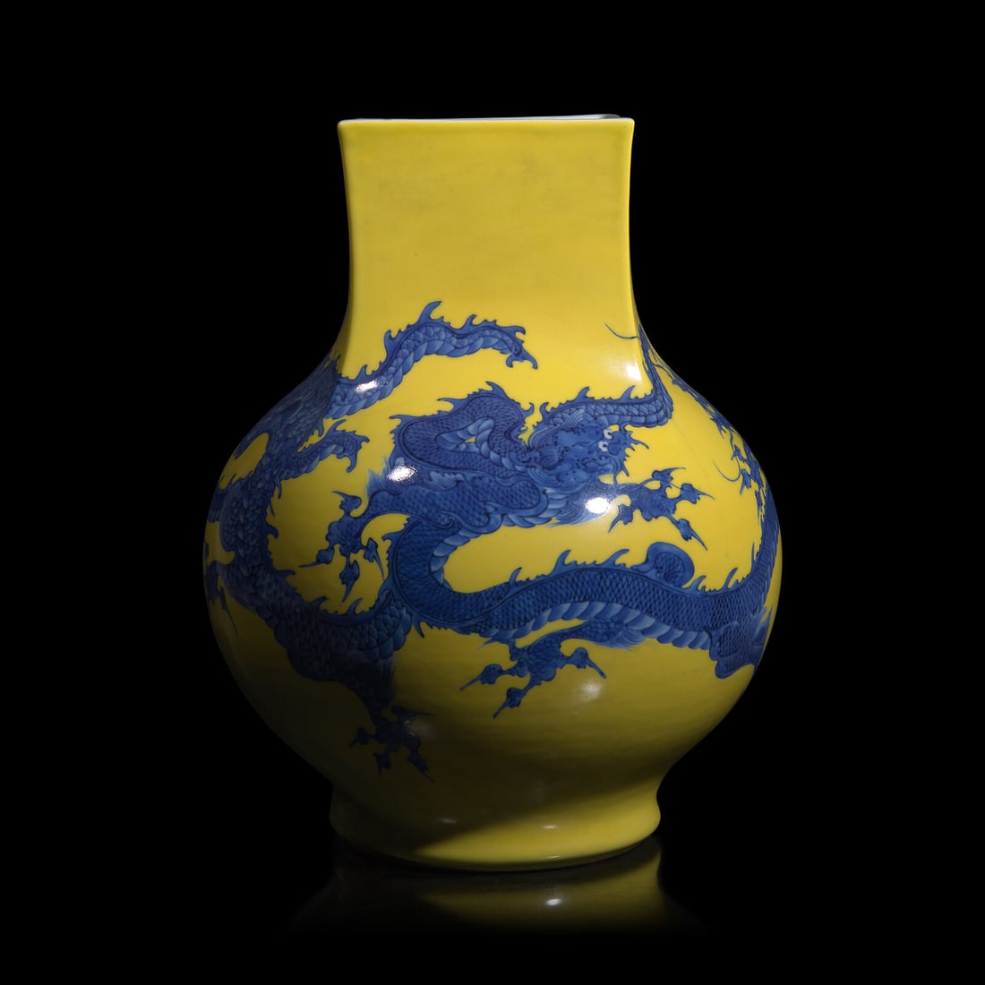 A Large Makuzu Kozan Yellow Ground "Dragons" Vase, Late 19th to First Part 20th Century 十 (1 of 5)