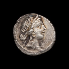 [ANCIENTS] ROMAN REPUBLIC. Julius Caesar (c. 48-47 BC). Ar Denarius (3.6 g, 18mm)