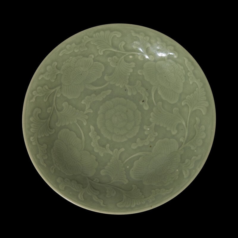 A Chinese Carved Celadon Dish
豆青釉劃花紋盤 (1 of 2)