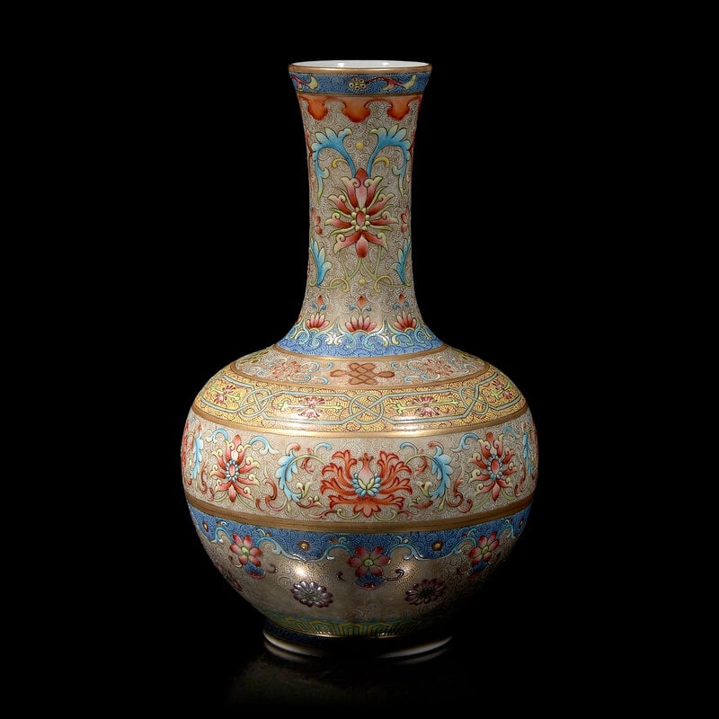 A Chinese Famille Rose Enameled Porcelain Vase, 20th Century 近代 粉彩ಧ (1 of 3)