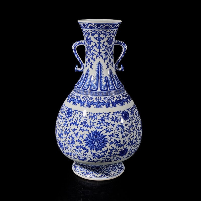 A Large Chinese Blue and White Porcelain Vase, 20th Century 近代 青花纏 (1 of 3)