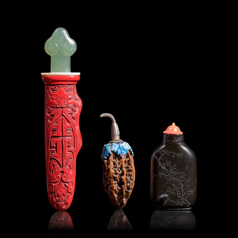 Three Chinese Snuff Bottles, 19th-Early 20th Century
晚清民國 鼻୕ (1 of 2)