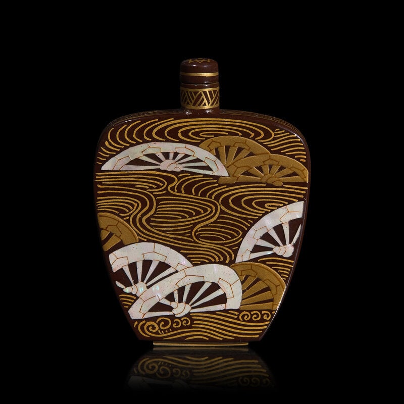 A Japanese Lacquer on Metal Snuff Bottle, Qianlong Mark
乾隆款 日本 (1 of 2)