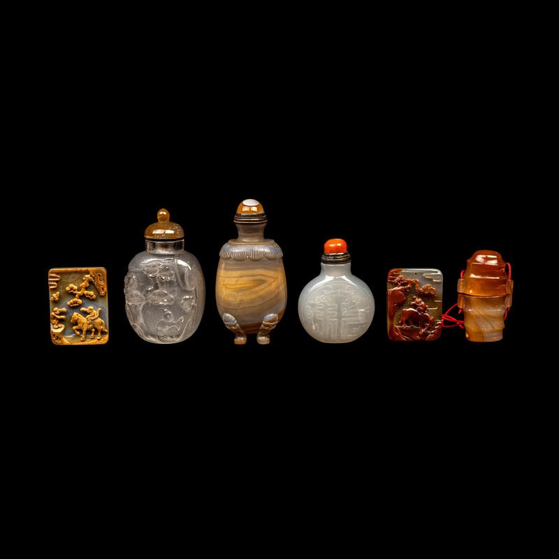 Four Chinese Snuff Bottles and Two Plaques 瑪瑙鼻烟壺、牌& (1 of 3)