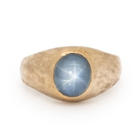 STAR SAPPHIRE AND YELLOW GOLD RING