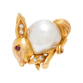 CULTURED PEARL AND YELLOW GOLD BUNNY PIN