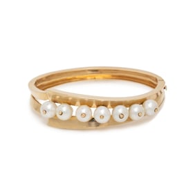 CULTURED PEARL AND YELLOW GOLD BANGLE BRACELET