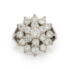 DIAMOND AND WHITE GOLD CLUSTER RING