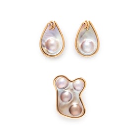 YELLOW GOLD AND CULTURED BLISTER PEARL EARRINGS AND SCARF RING