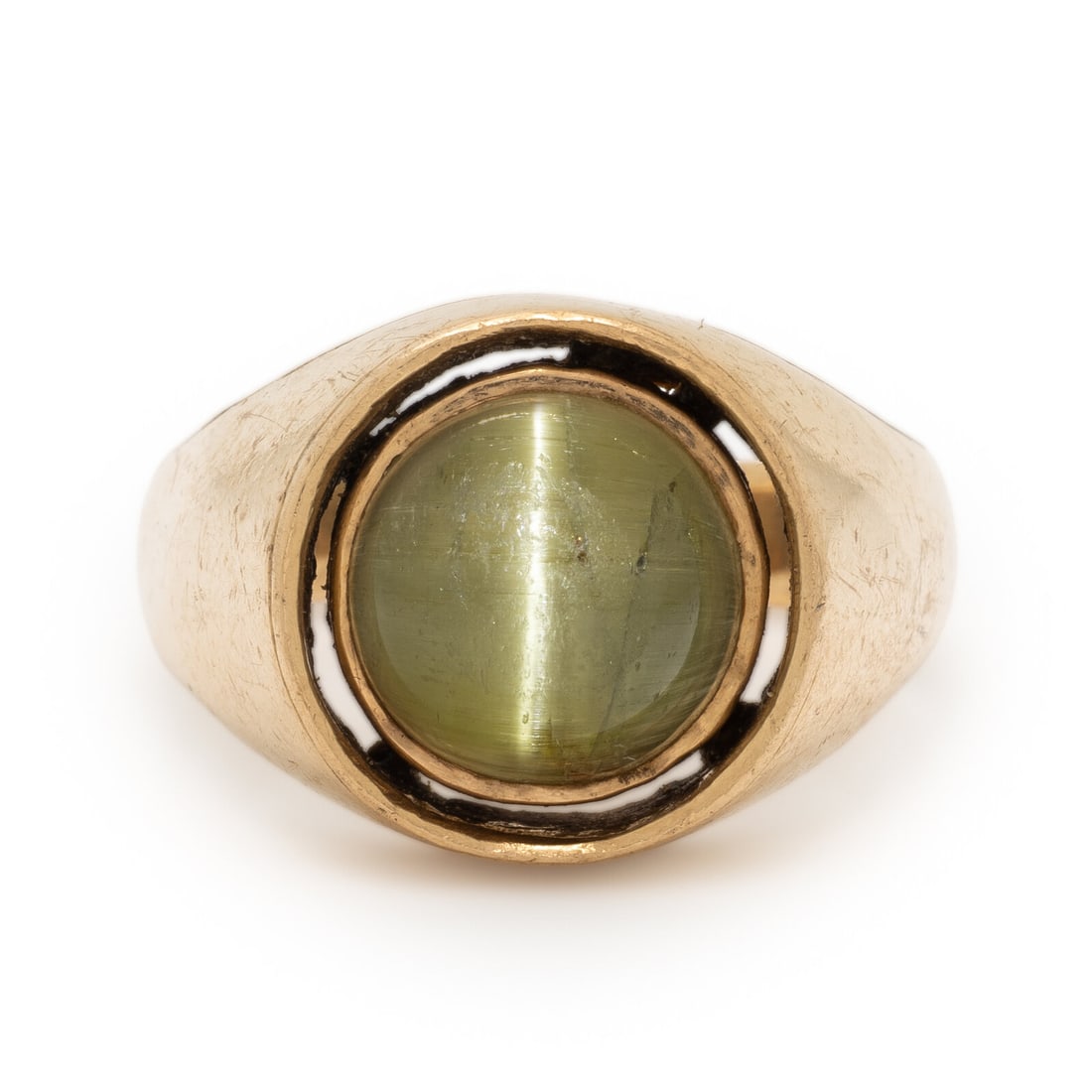 CAT'S EYE TOURMALINE AND YELLOW GOLD RING: CAT'S EYE TOURMALINE AND YELLOW GOLD RING Round cabochon cat's eye tourmaline measuring approximately 12.50 mm. 14 karat yellow gold. Ring size 13. Stamp: 14K (maker's mark). Gross weight: 11.15 dwt.