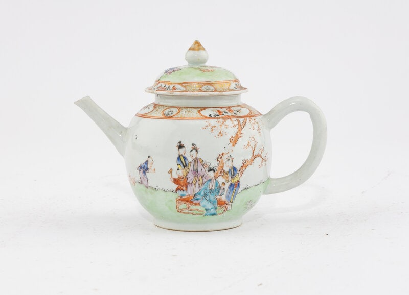 A Chinese Export Porcelain Teapot (1 of 2)