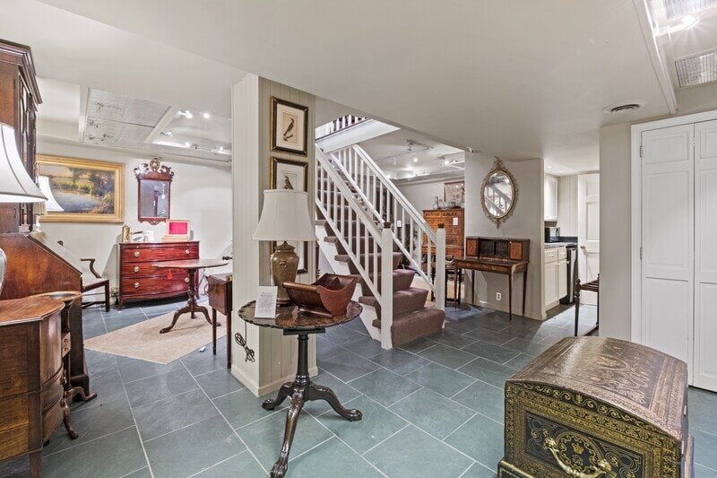 A George II Mahogany Tilt-Top Tea Table - 8