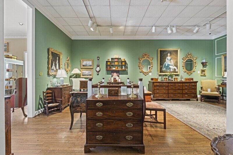 A George III Mahogany Drop-Leaf Table - 4