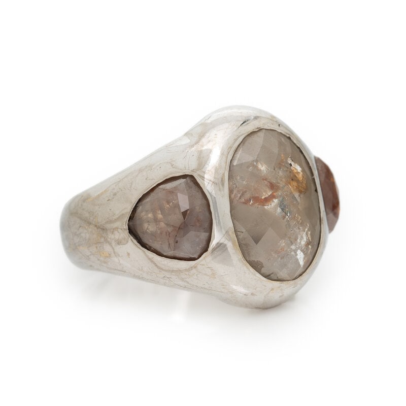 WHITE GOLD AND DIAMOND RING - 2