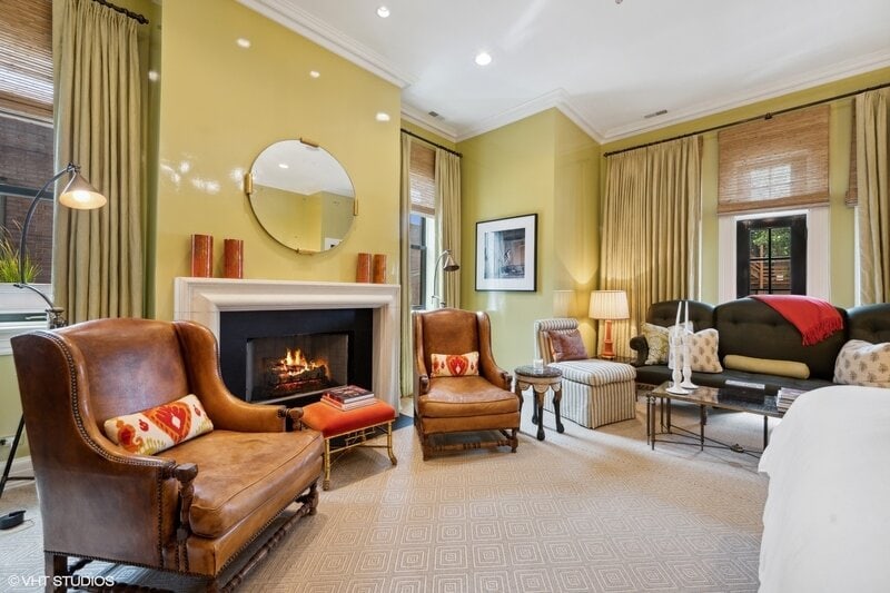 A Contemporary Black Leather and Chrome Chaise Longue - 12