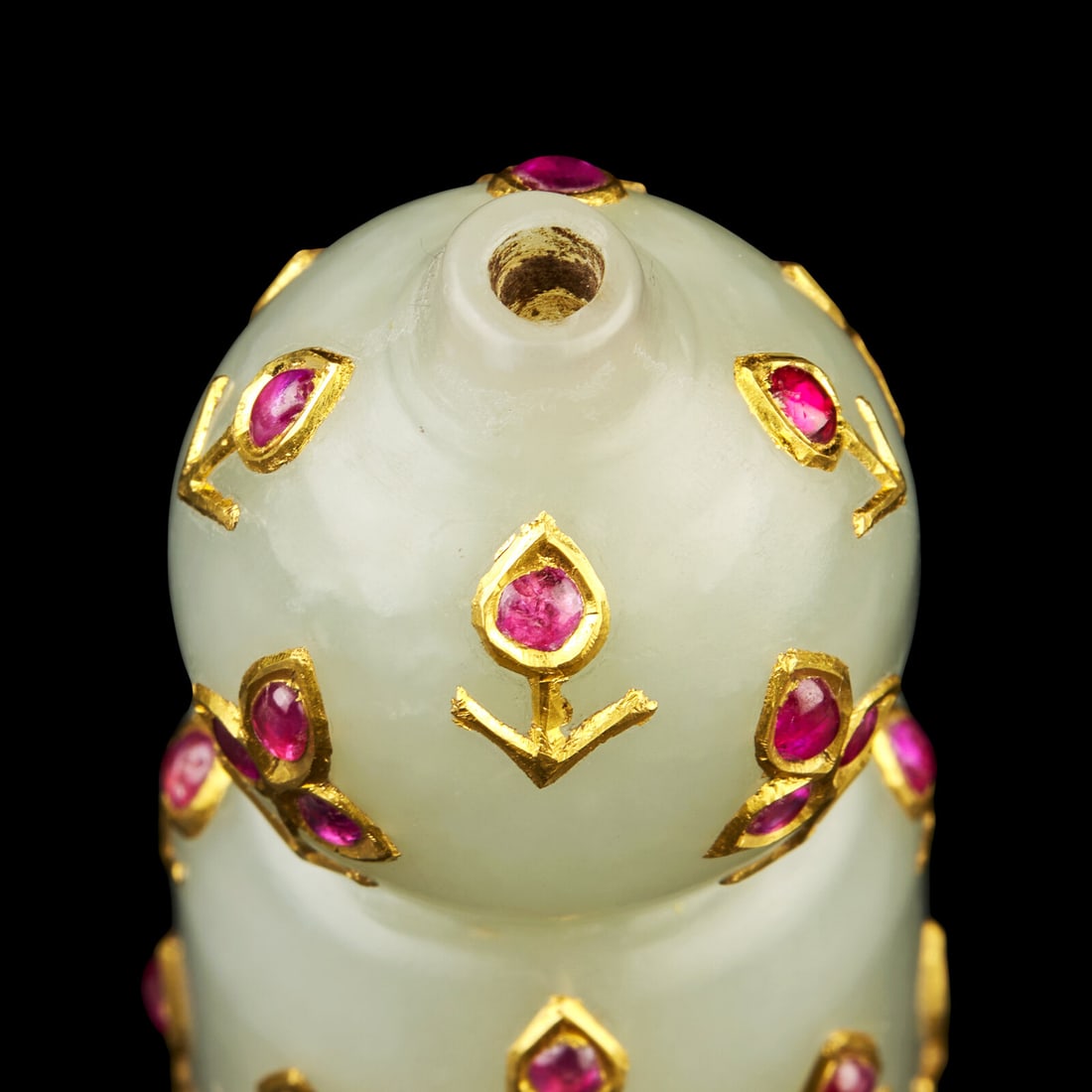 An Unusual Pale-celadon Jade Ruby-set Huqqa Mouthpiece, Mughal, Early 19th Century 莫臥 - 3