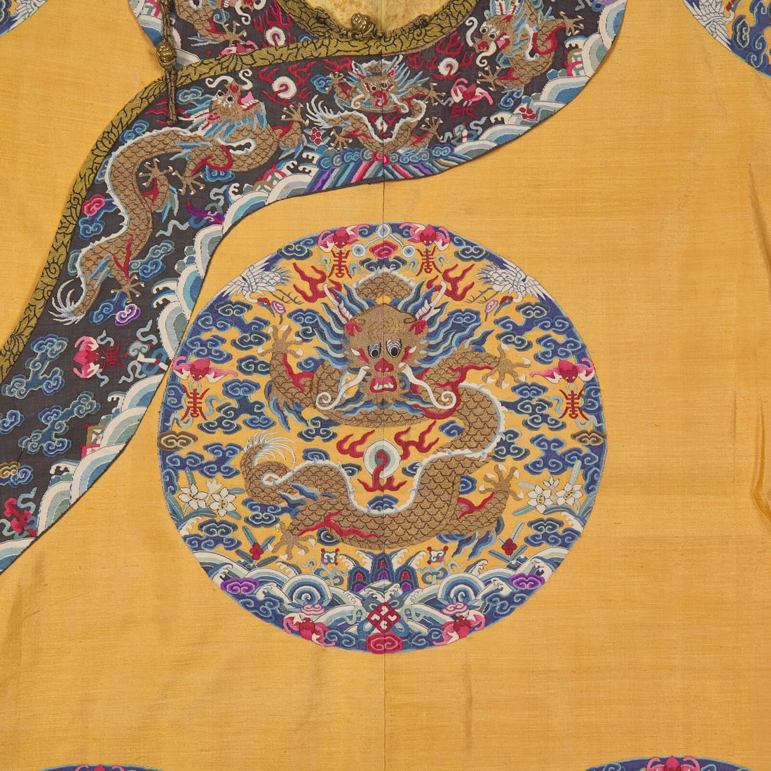 A Chinese Yellow Kesi Dragon Roundel Robe, Late 19th Century 清晚期 黃 - 3