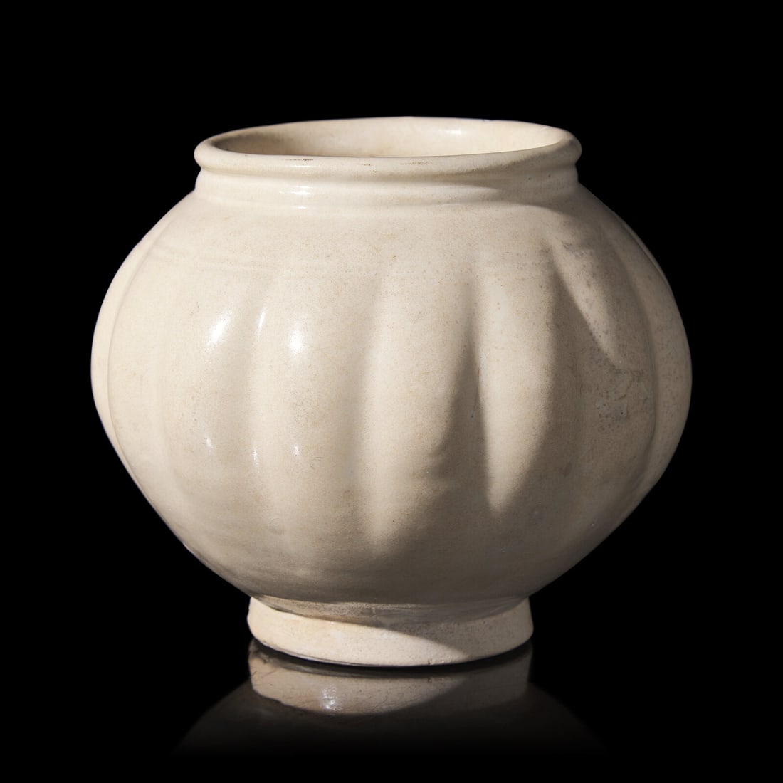 A Chinese Cizhou Style Melon-Form Jar 巨鹿瓜棱罐 (1 of 3)