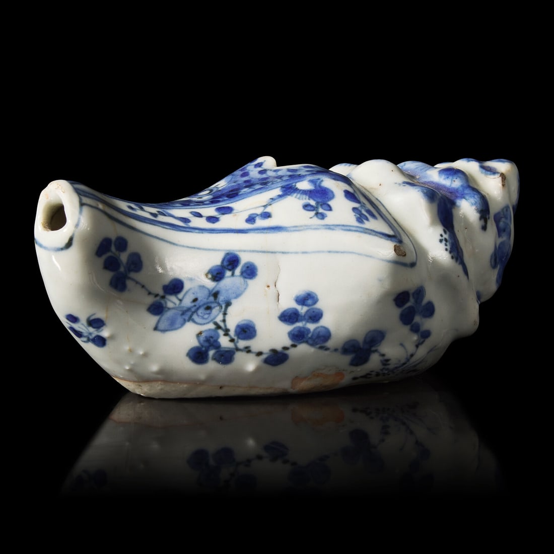 A Chinese Blue and White Porcelain Conch-Shaped Water dropper, Wanli Period 明萬曆: A Chinese Blue and White Porcelain Conch-Shaped Water dropper, Wanli Period 明萬曆 青花海螺式硯滴 Ming Dynasty, Wanli Period (1573–161
