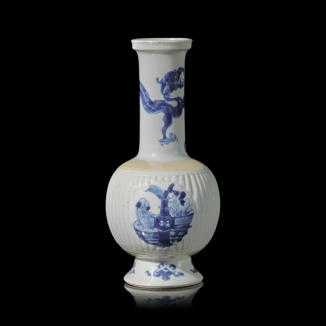 A Chinese Blue and White Porcelain 'Bogu' Vase, Kangxi Period 清康熙 青 (1 of 5)