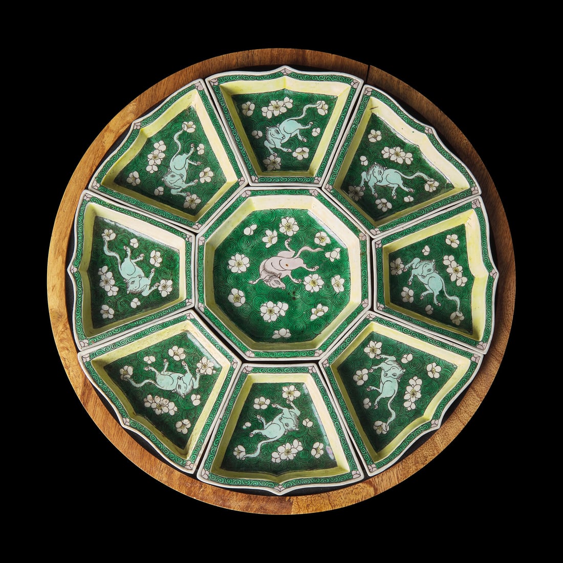 A Chinese Famille Verte Sweetmeat Set, Kangxi Period 清康熙 五彩: A Chinese Famille Verte Sweetmeat Set, Kangxi Period 清康熙 五彩天馬圖攢盤 Kangxi Period (1662–1722) Comprising eight small wedge-shap