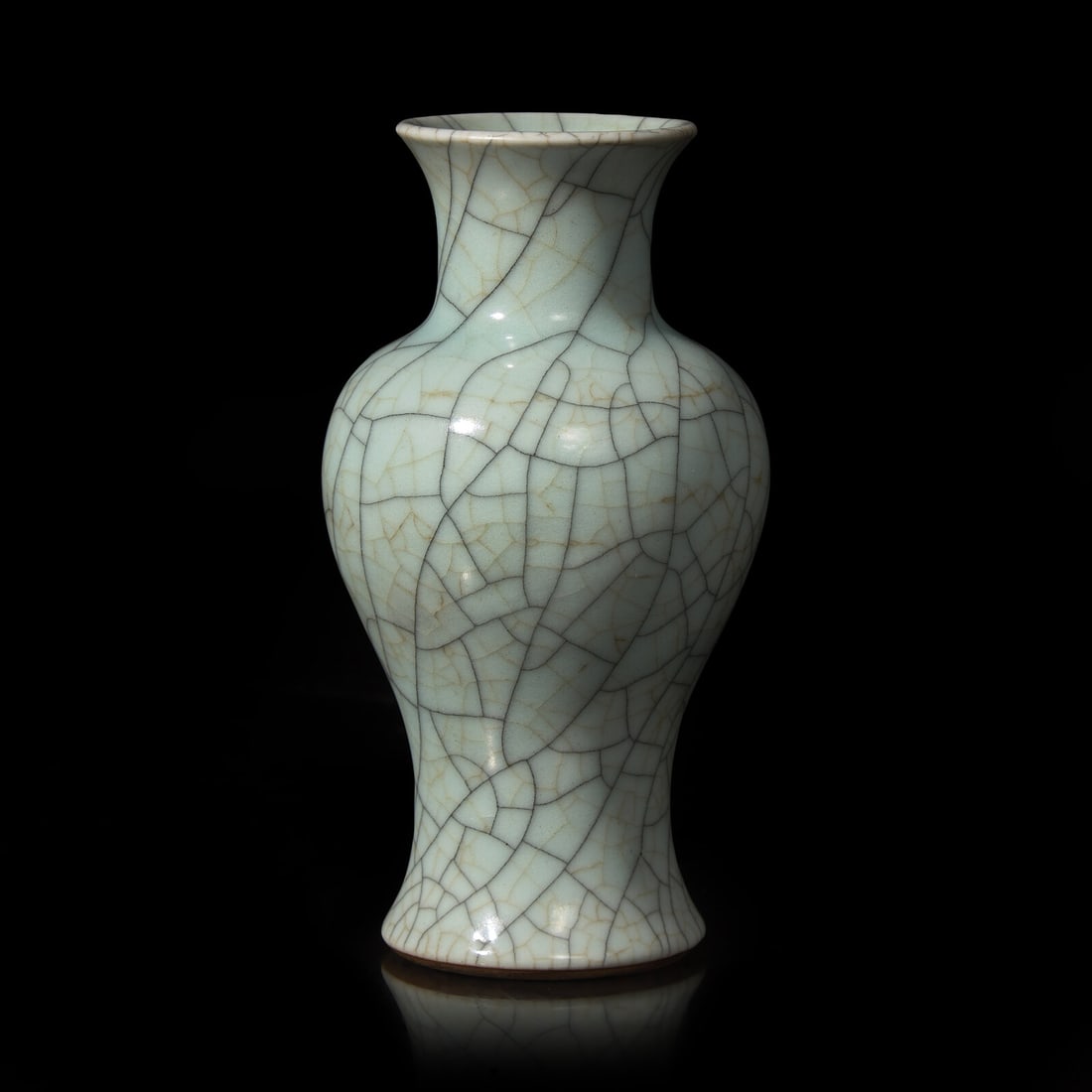 A Chinese Ge Type Baluster Vase, Qing Dynasty 清 哥窯賞瓶 (1 of 2)