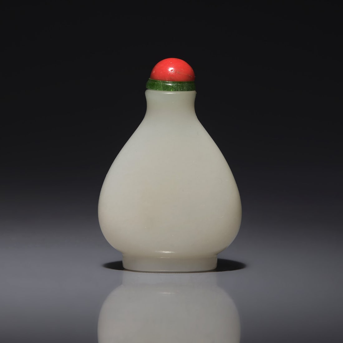 A Chinese White Jade Snuff Bottle, 18th/19th Century 清中期 白玉 (1 of 2)