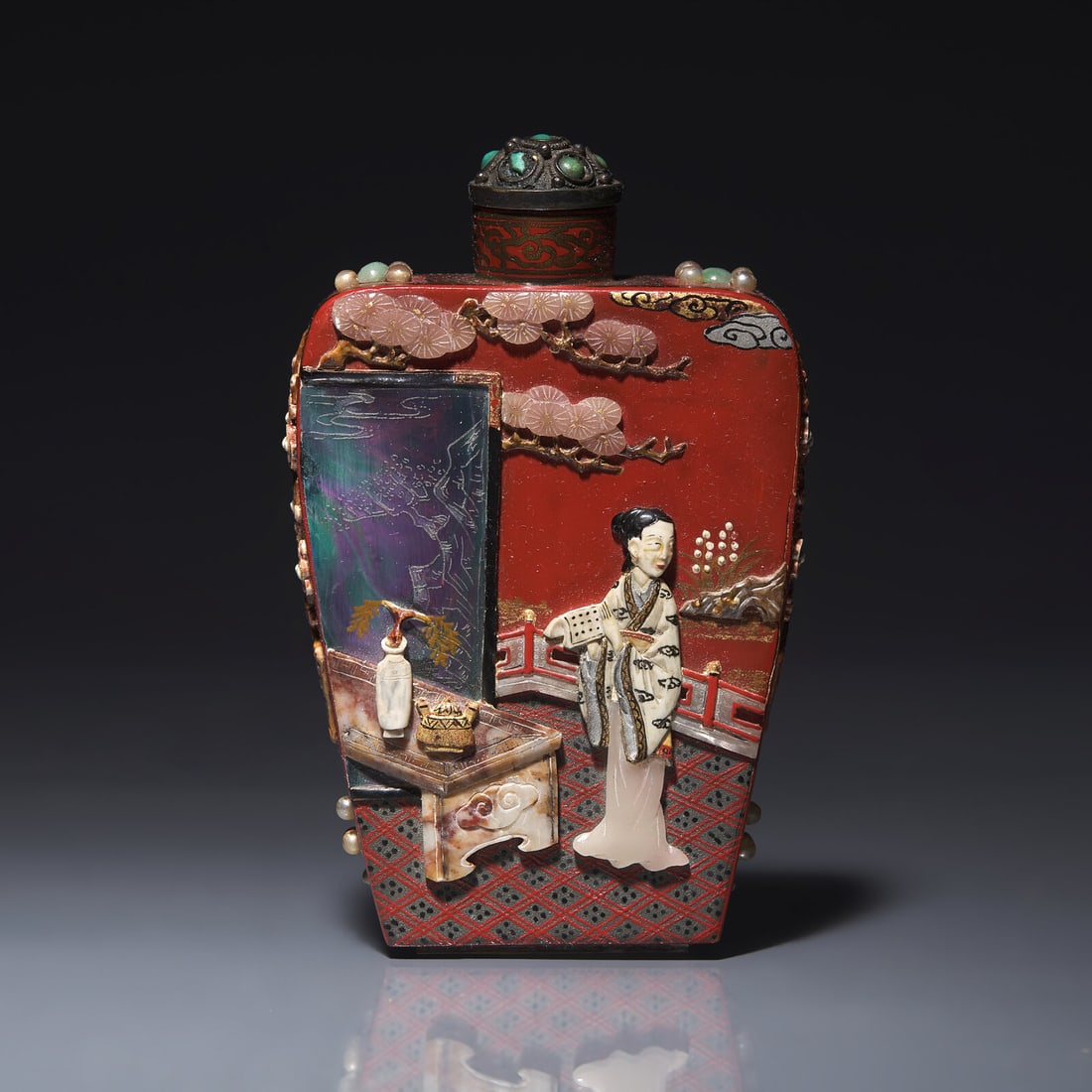 A Japanese Embellished Lacquer Snuff Bottle, 19th-Early 20th Century 晚清-民: A Japanese Embellished Lacquer Snuff Bottle, 19th-Early 20th Century 晚清-民國 日式紅漆地嵌寳仕女圖鼻烟&