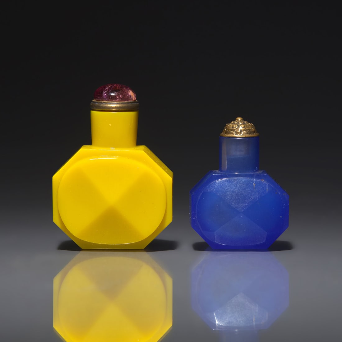 Two Chinese Faceted Glass Snuff Bottles, 18th/19th Century 清晚期 磨棱: Two Chinese Faceted Glass Snuff Bottles, 18th/19th Century 清晚期 磨棱黄料、蓝料鼻烟壺各一 18th/19th Century A