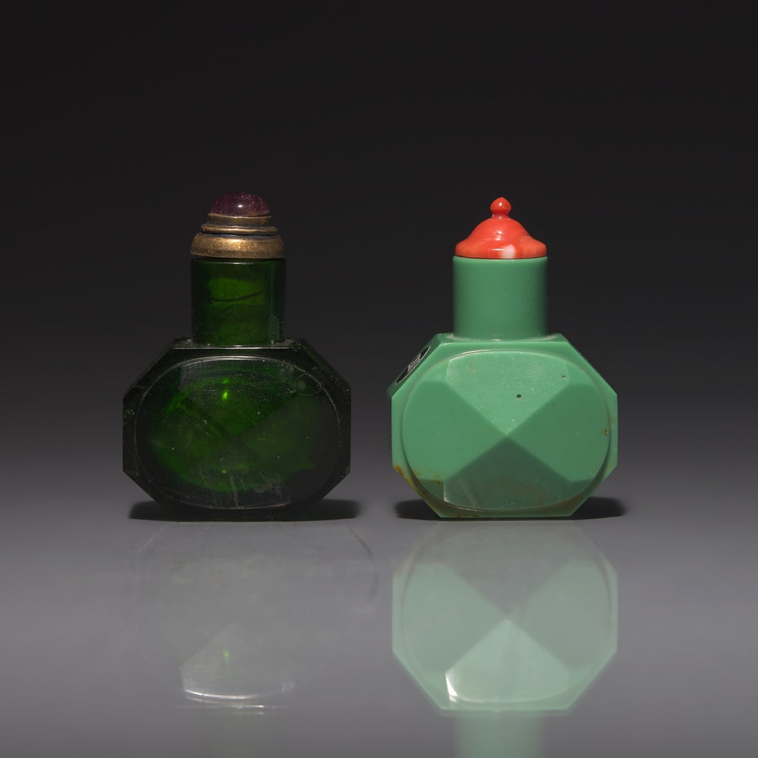 Two Chinese Faceted Glass Snuff Bottles, 18th-19th Century 清中期 綠料 (1 of 2)