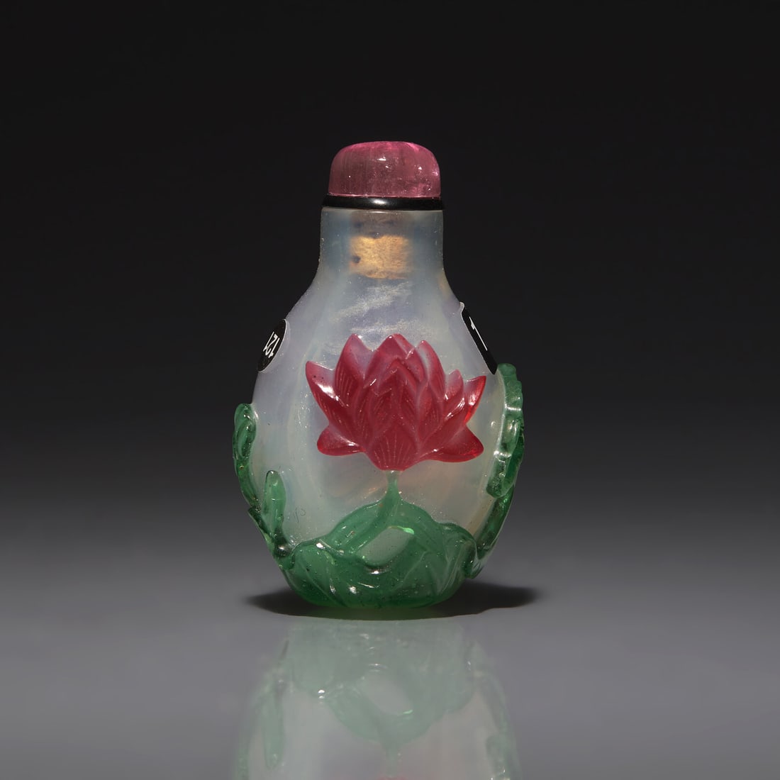 A Small Chinese Multicolor Overlay Glass Snuff Bottle, Circa 1750-1820 1750-1820年 雪 (1 of 3)