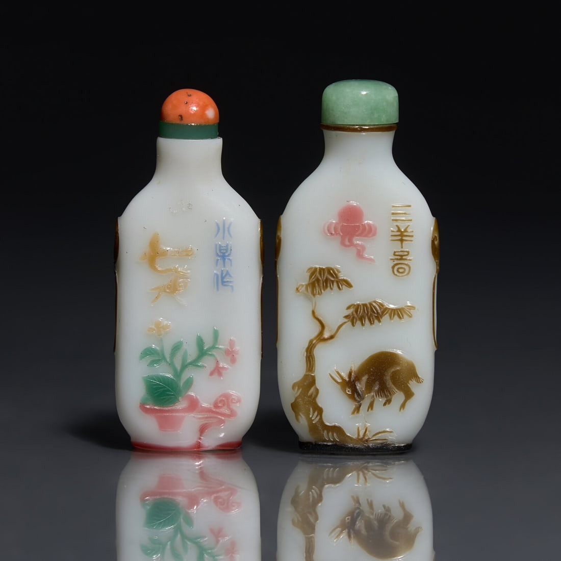 Two Chinese Yangzhou School Glass Overlay Snuff Bottles, Second Half 19th Century 清晚 (1 of 3)