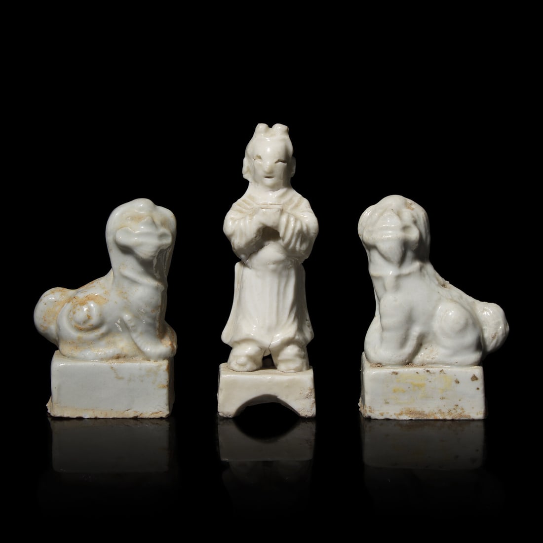 Three Small Korean White Glazed Porcelain Figural Joss Stick Holders, 16th/17th Century 十: Three Small Korean White Glazed Porcelain Figural Joss Stick Holders, 16th/17th Century 十六-十七世紀 朝鮮白瓷俑三件 16th/