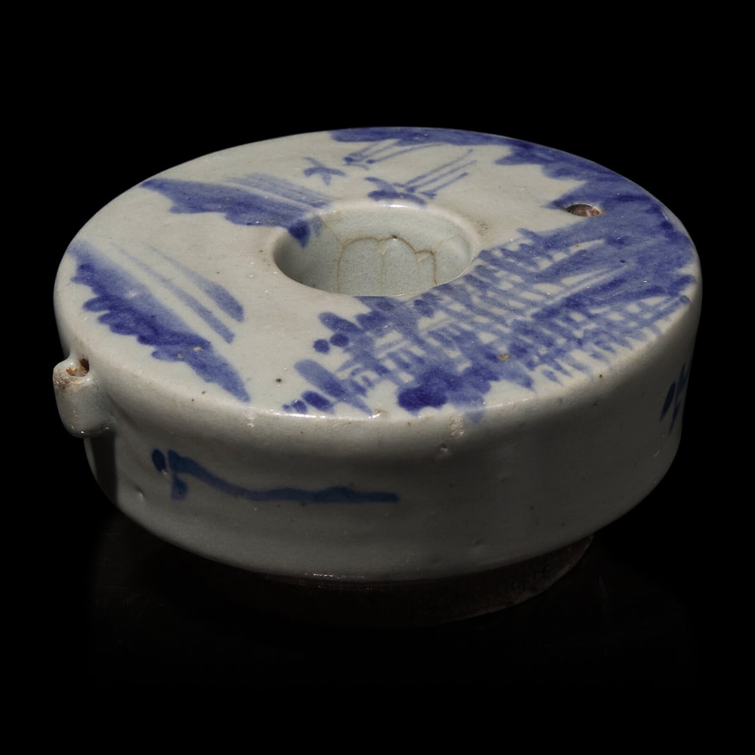 A Korean Blue and White Porcelain 'Landscape' Water Dropper, 19th Century 十九世: A Korean Blue and White Porcelain 'Landscape' Water Dropper, 19th Century 十九世紀 朝鮮青花山水紋硯滴 19th Century The tap