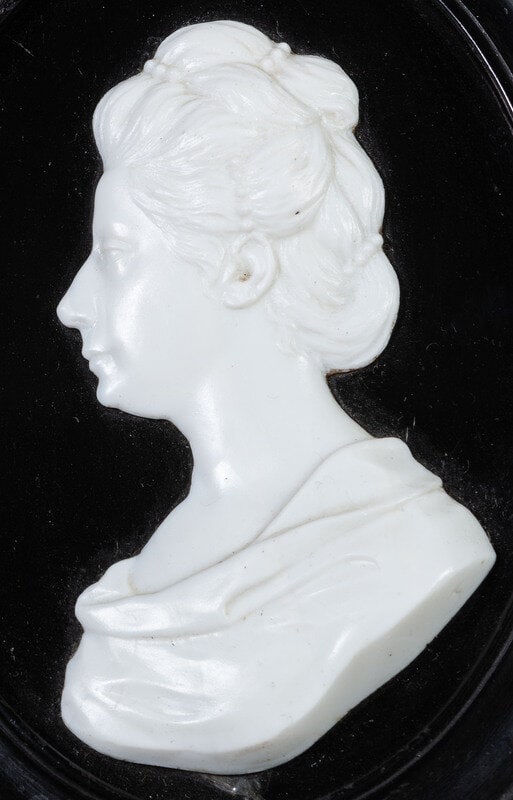 Two English White Paste Silhouette Bust Portraits of a Lady and a Gentleman - 2