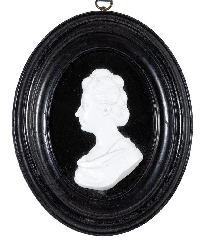 Two English White Paste Silhouette Bust Portraits of a Lady and a Gentleman - 3